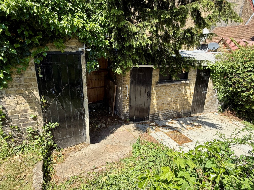 Lot: 33 - MIXED USE PROPERTY COMPRISING SHOP AND THREE-BEDROOM COTTAGE - Outbuildings